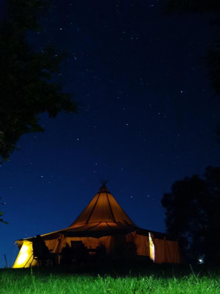 Romantischer Sternenhimmel über dem Tipi